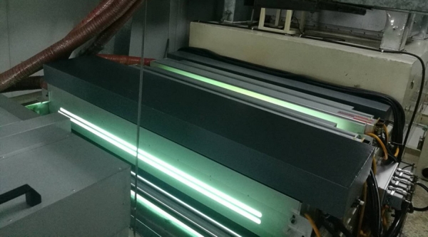 智能調(diào)光玻璃膜水冷低溫UV設備案例